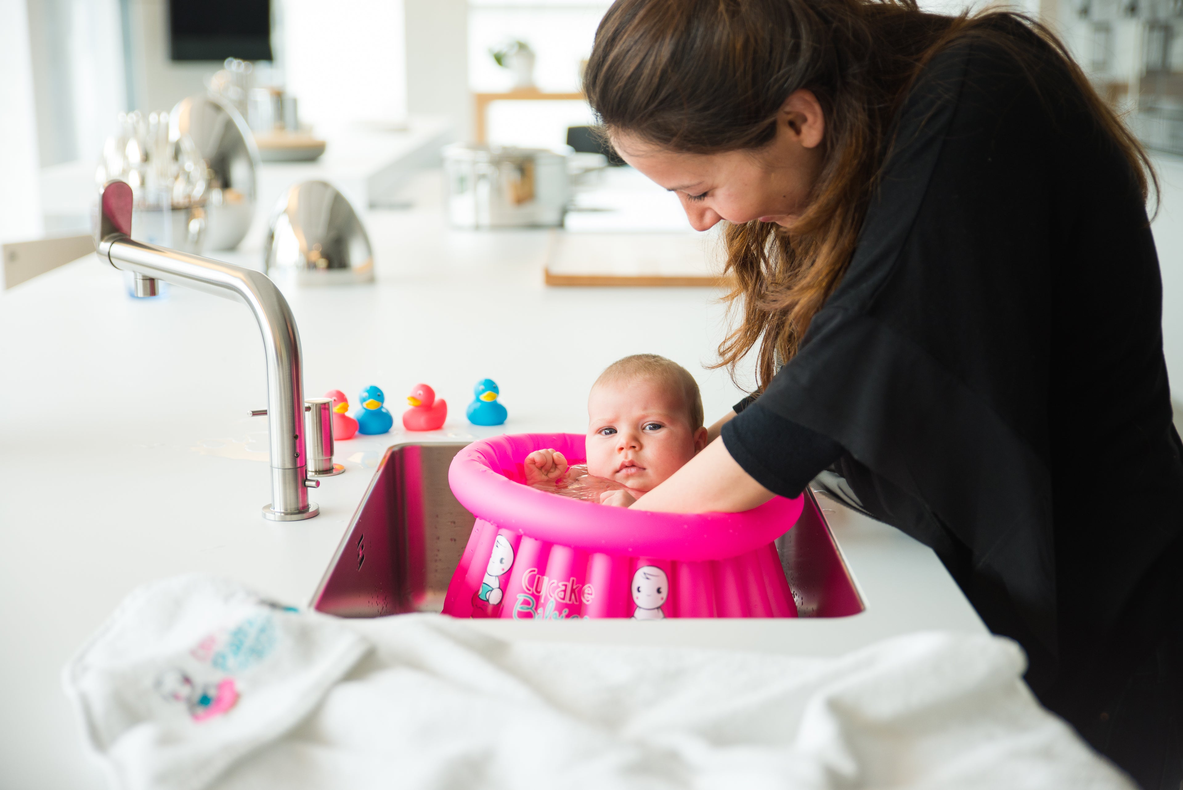Cupcake Babies Small Bath Pink &amp; travel pouch &amp; inflator (suitable from birth up to 1 year)